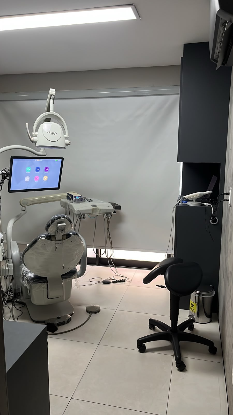 Consultório da Odonto Said com cadeira odontológica, refletor e monitor