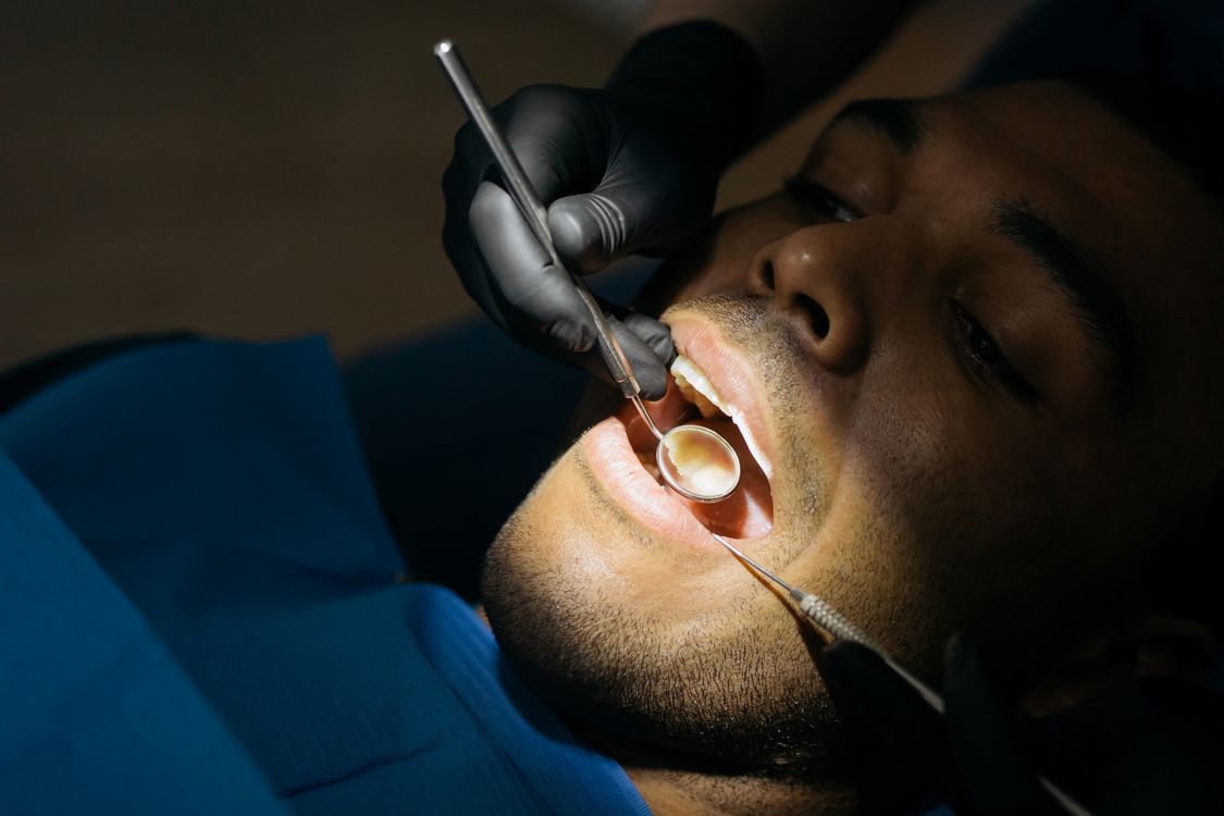 Exame odontológico com espelho para avaliação dos dentes